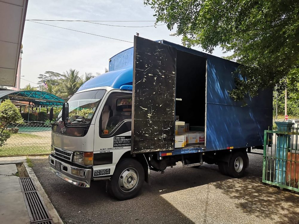 Lorry loading items